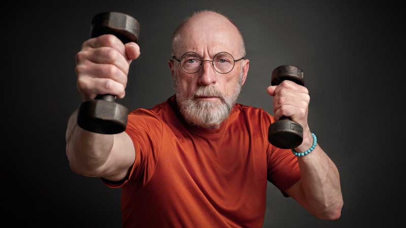 Homem com pesos nas mãos